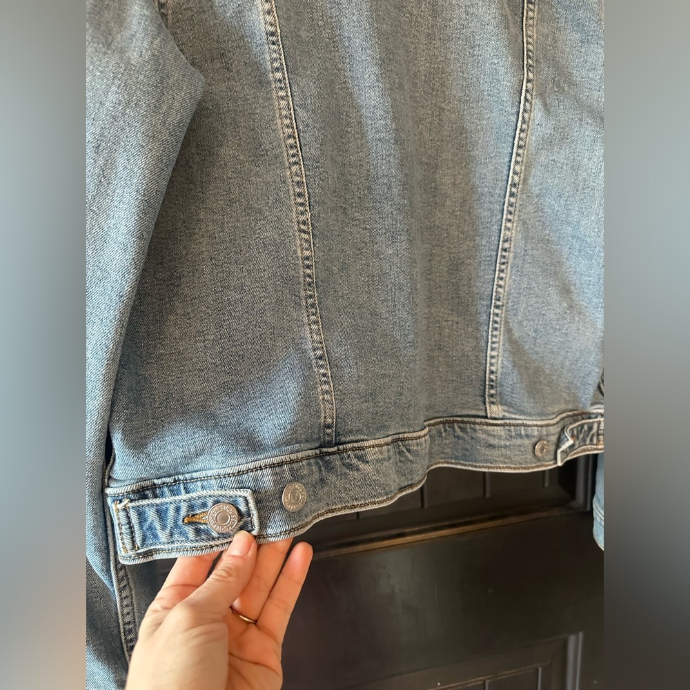 Levi's Classic Denim Trucker Jacket, light wash, size XL - Picture 8 of 9